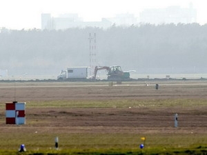 Sân bay Berlin tạm đóng cửa do phát hiện bom